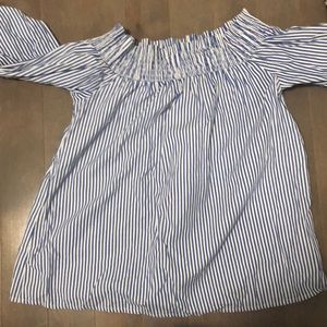 Pinkie off shoulder top